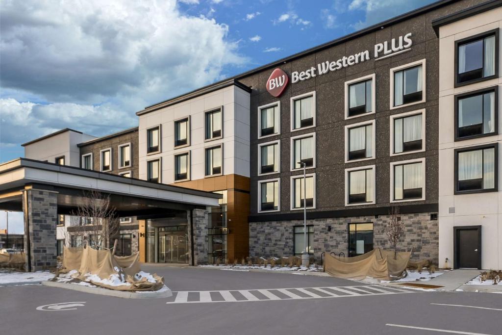 a rendering of the exterior of a best western plus hotel at Best Western Plus Parry Sound in Parry Sound