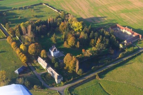 Joué-du-Plain的住宿－Gîtes du château de la Motte，田野房屋的空中景观