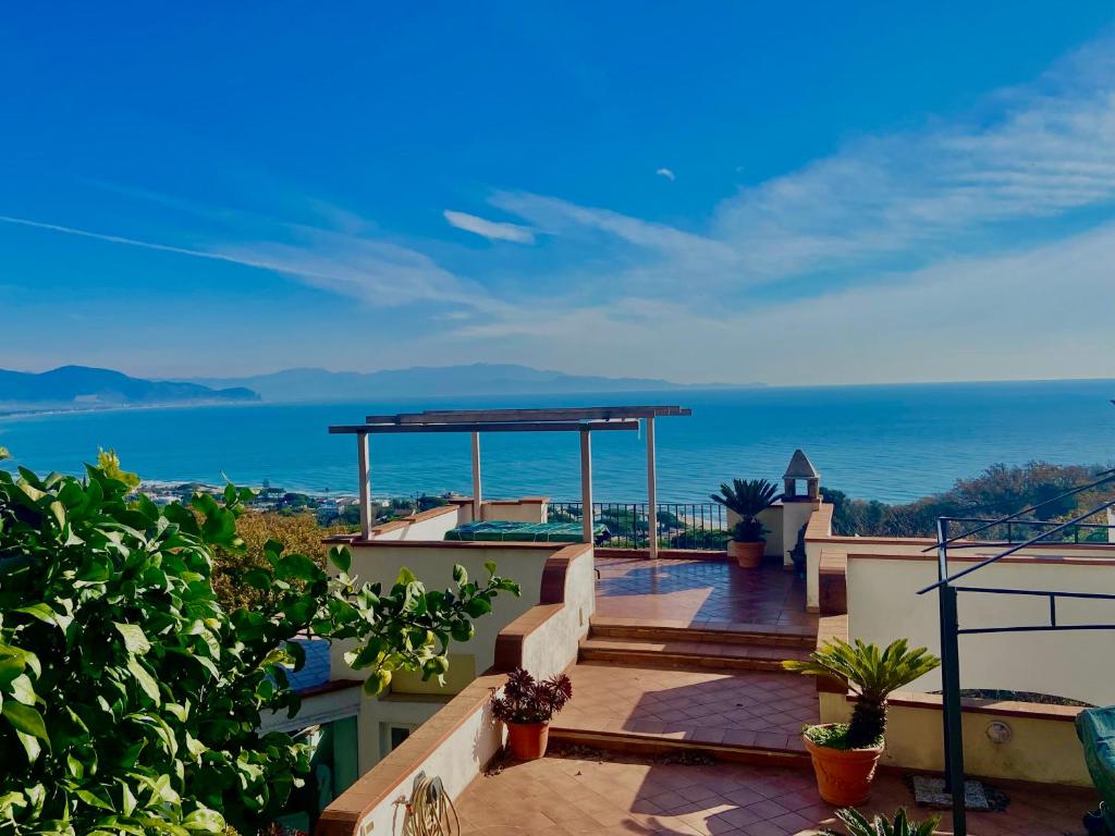 a balcony with a view of the ocean at Ippocampo Blanc in San Felice Circeo