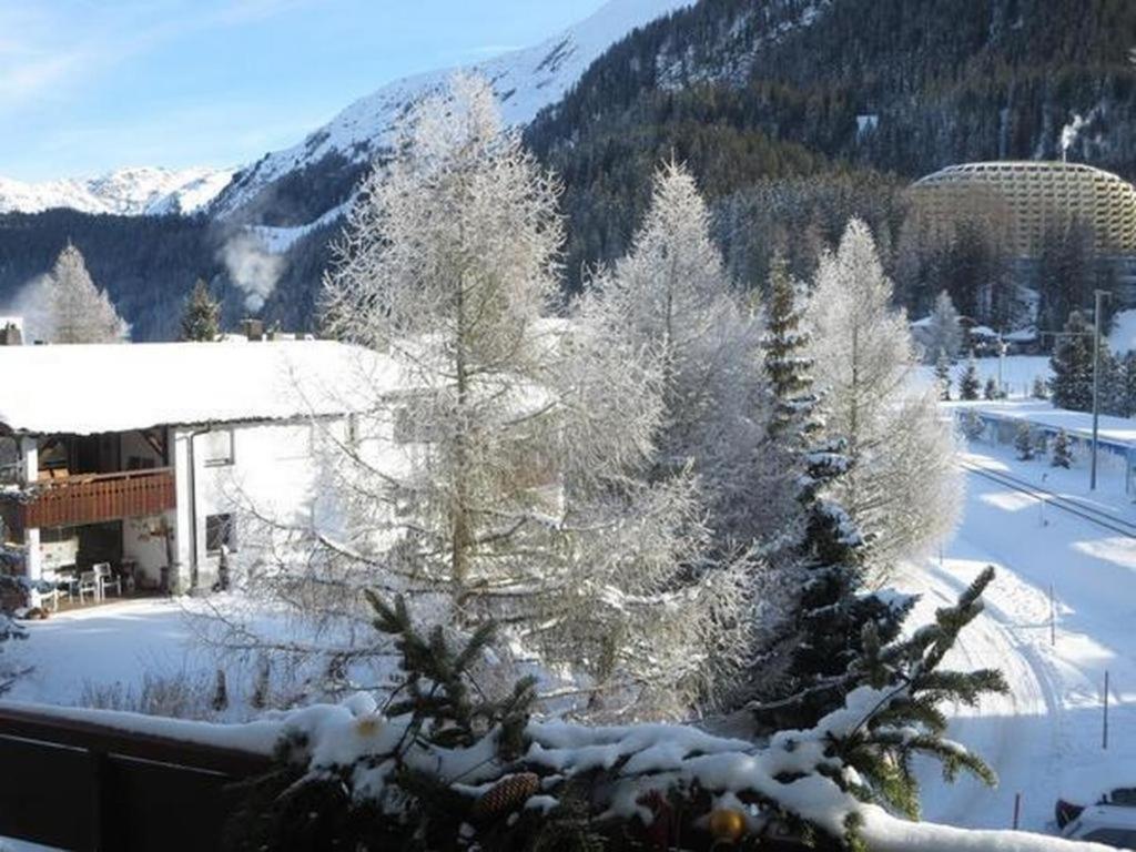 a view of a snow covered mountain with a house at Modernes, exklusives Apartment im Dorf am Davoser See, Skikeller, Innenpool, Sauna, Balkon in Davos