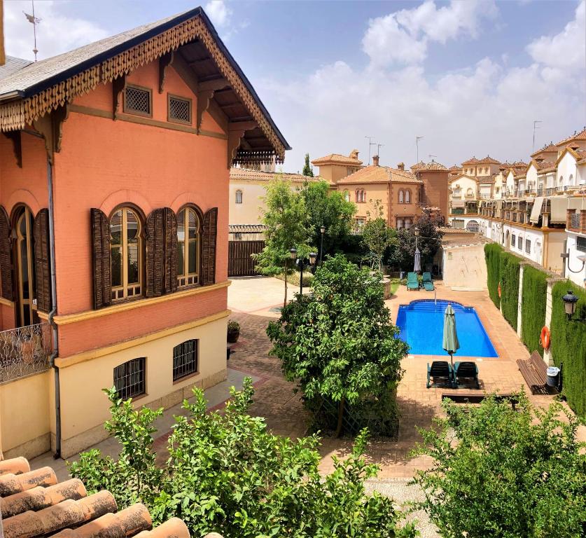 un apartamento con piscina en un edificio en APARTAMENTOS CASERIA DE COMARES en Granada