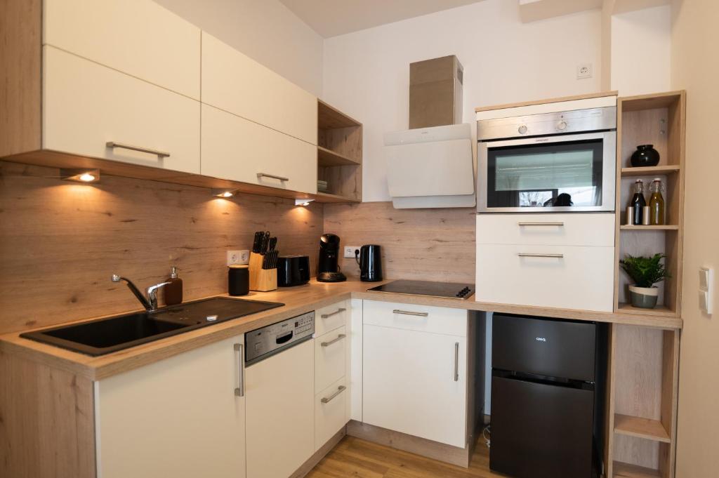 Kuchyň nebo kuchyňský kout v ubytování DWELLSTAY - Modernes Apartment I 55qm I 2 Zimmer I Küche I Bad I Terrasse I TV I WLAN