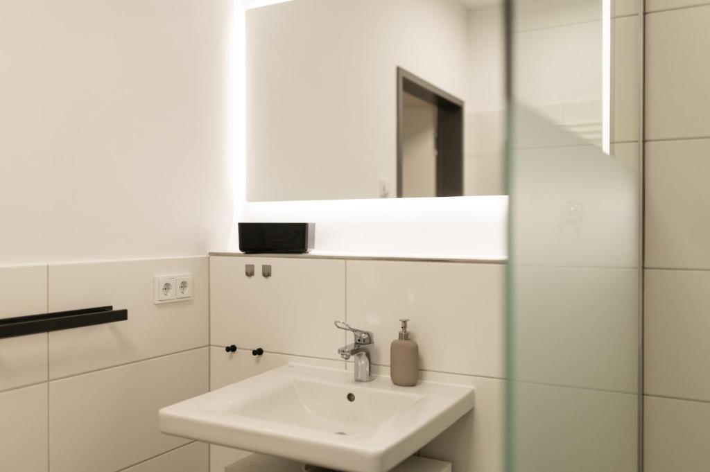 Koupelna v ubytování DWELLSTAY - Modernes Apartment I 55qm I 2 Zimmer I Küche I Bad I Terrasse I TV I WLAN