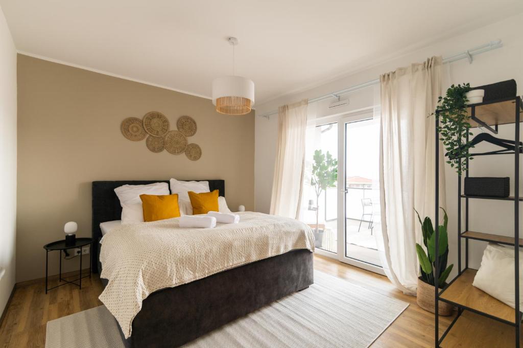 a bedroom with a bed and a large window at DWELLSTAY - Modernes Apartment I 55qm I 2 Zimmer I Küche I Bad I Terrasse I TV I Netflix in Bad Hersfeld