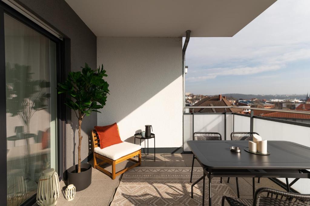 Balkón nebo terasa v ubytování DWELLSTAY - Modernes Apartment I 55qm I 2 Zimmer I Küche I Bad I Terrasse I TV I WLAN