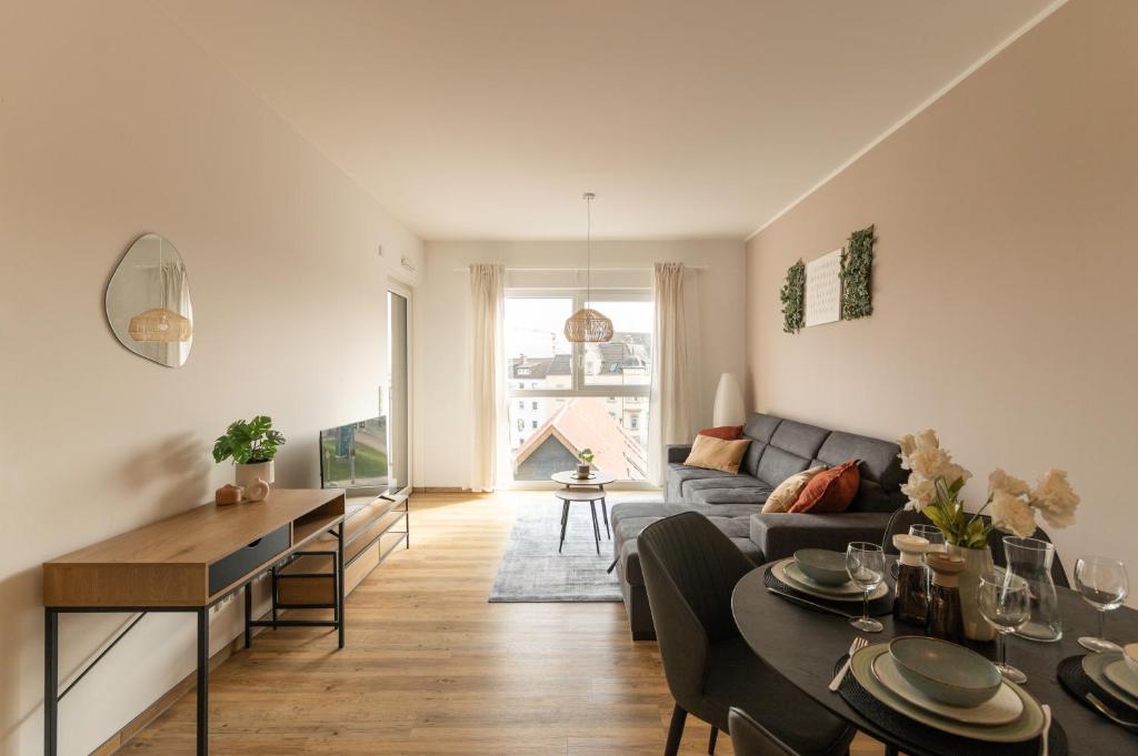 Posezení v ubytování DWELLSTAY - Modernes Apartment I 55qm I 2 Zimmer I Küche I Bad I Terrasse I TV I WLAN