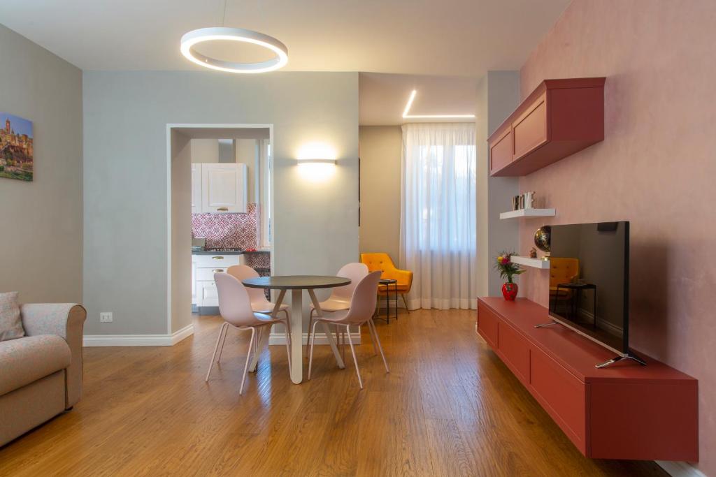 een woonkamer met een tafel en stoelen en een woonkamer bij Al quattro, nel centro di Orvieto in Orvieto