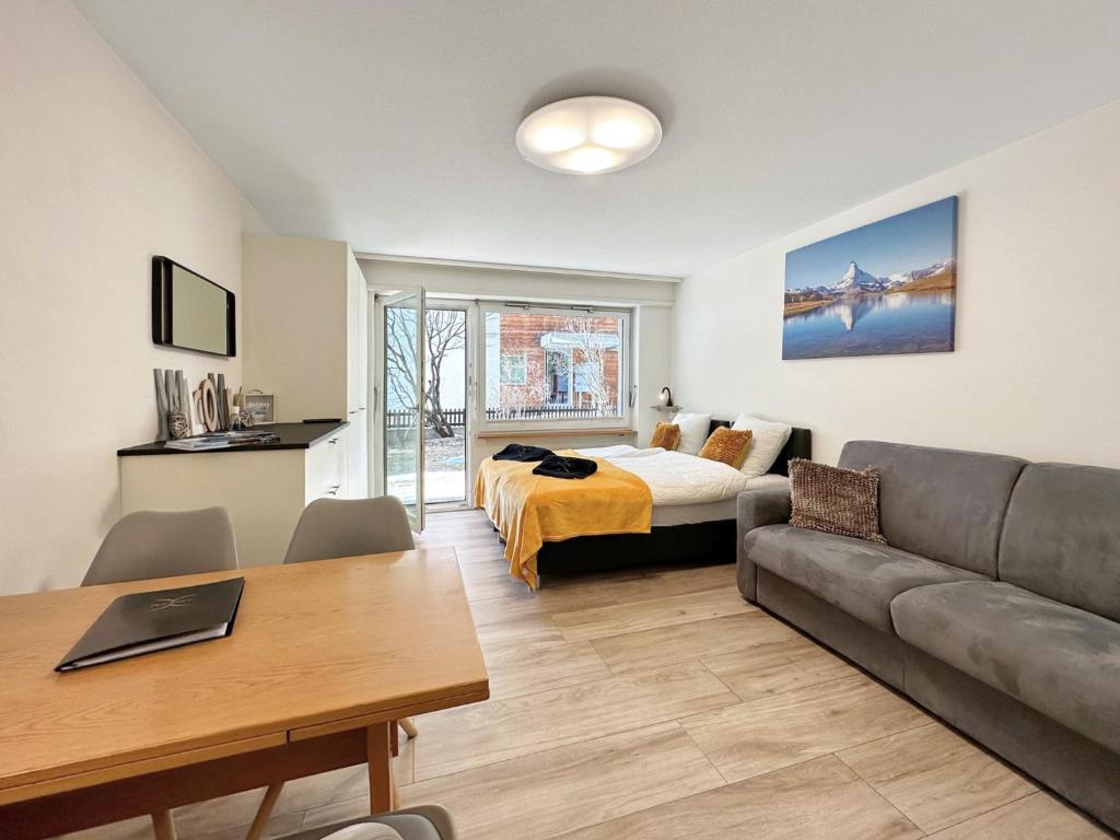TV a/nebo společenská místnost v ubytování Phoenix Studio - Haus Astral - Zermatt