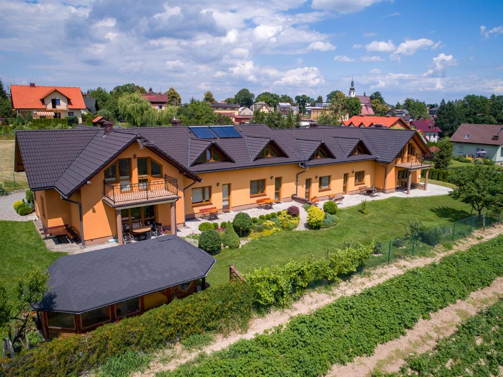 eine Luftansicht eines Hauses mit Sonnenkollektoren in der Unterkunft Willa Radosna in Rudzica