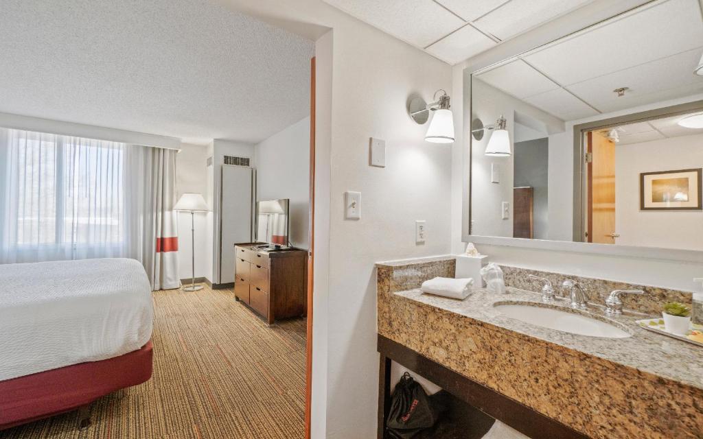 315 LoSo Hotel Airport - Deluxe King Suite