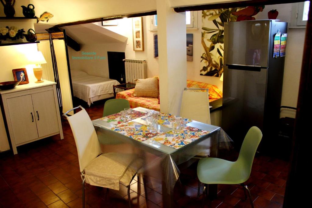 レヴァントにあるSeasideのキッチン(テーブル、椅子付)、リビングルーム