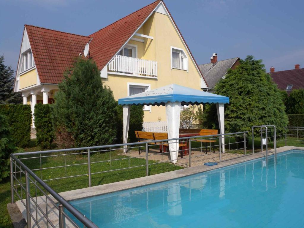 The swimming pool at or close to Apartments in Felsopahok - Balaton 19019