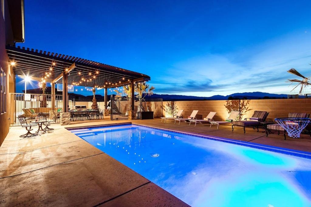 ein Schwimmbad mitten im Hinterhof nachts in der Unterkunft Paradise Village 107 Private Pool, Hot Tub, Pickle-ball, Basketball, Futsal Court, and Game Room in Santa Clara