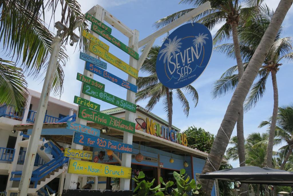 En logo, et sertifikat eller et firmaskilt på Seven Seas Resort Adults Only