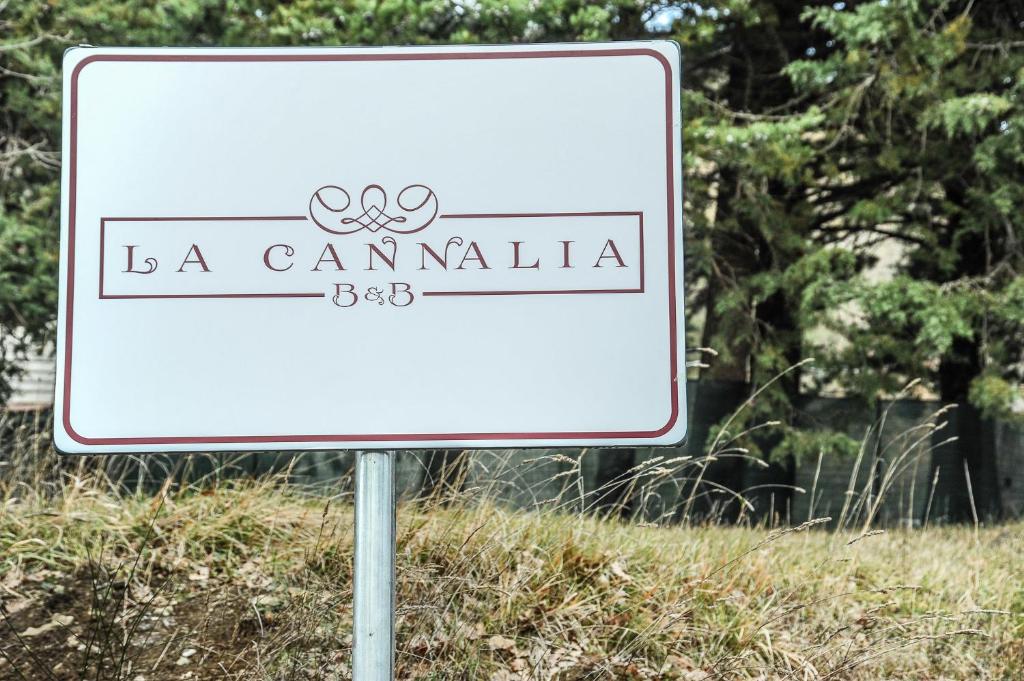 a white sign that reads la canaanilla at B&B La Cannalia in Teana