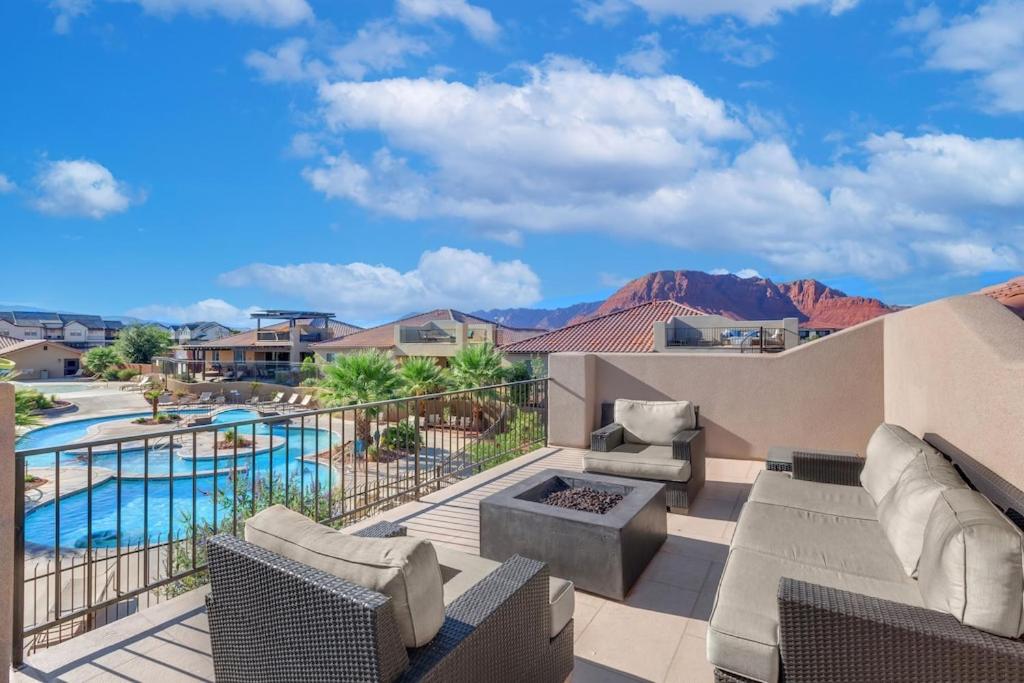 un patio con vistas a la piscina y a las montañas en Paradise Village 112 Water Park and Kids Cove, Ping Pong, PS4, Games, Beautiful Mountain Views, and More, en Santa Clara