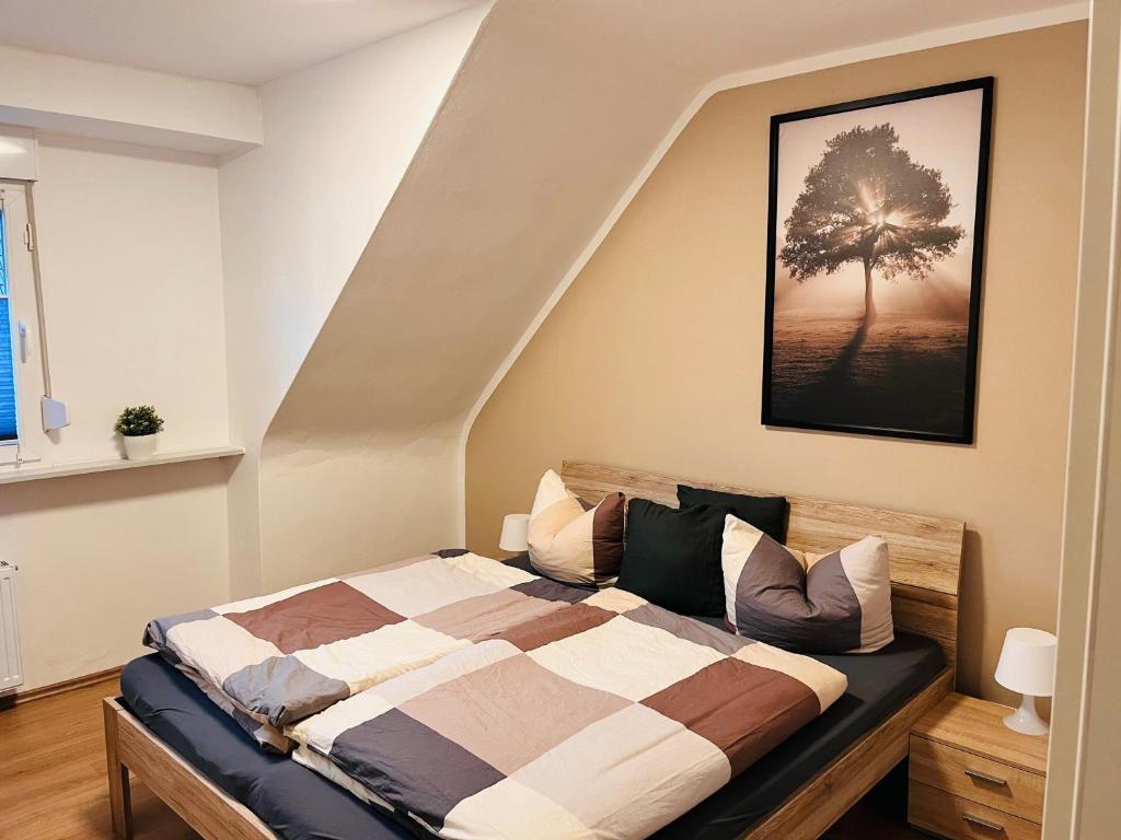 - une chambre avec un lit et un arbre en arrière-plan dans l'établissement Ferienwohnung Götel, à Gladbeck