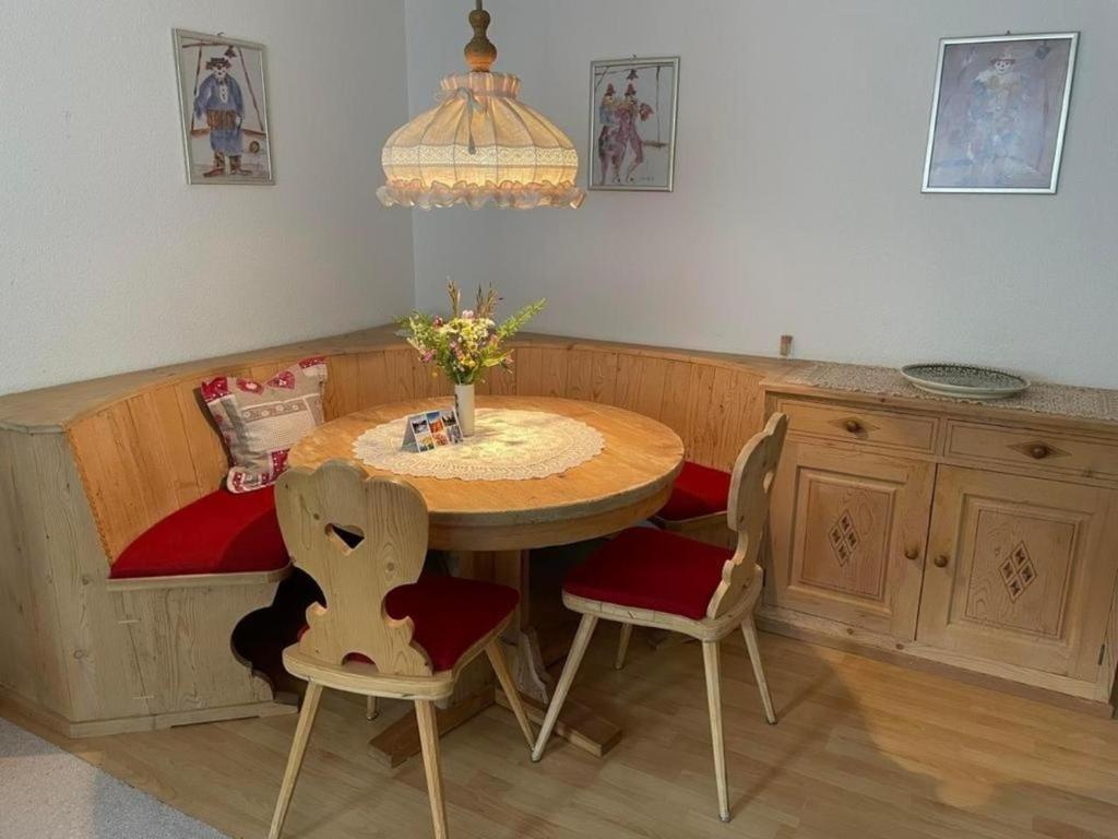 ein Esszimmer mit einem Tisch und 2 Stühlen in der Unterkunft Chesa Islas, Wohnng 11 in Pontresina