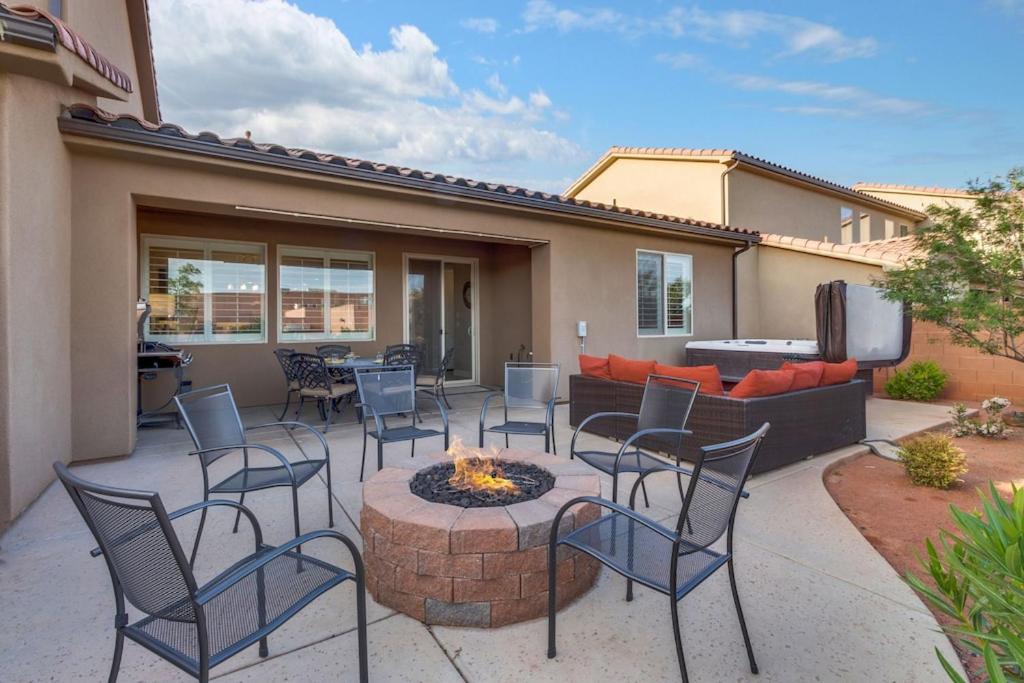 eine Terrasse mit Stühlen und einer Feuerstelle in der Unterkunft Paradise Village Resort 86 Private Hot Tub, Game System, Community Amenities, and more in Santa Clara