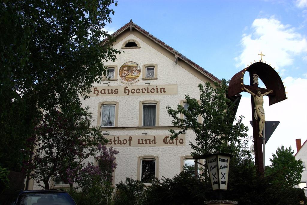 ein Gebäude mit einem Kreuz davor in der Unterkunft Landgasthof Heerlein in Bamberg