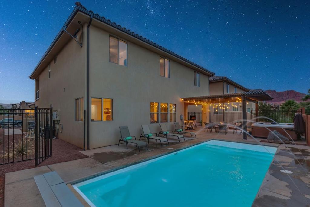 Paradise Village 94 Luxury Home with Private Hot Tub, Fire Pit, Huge Kitchen, and Resort Style