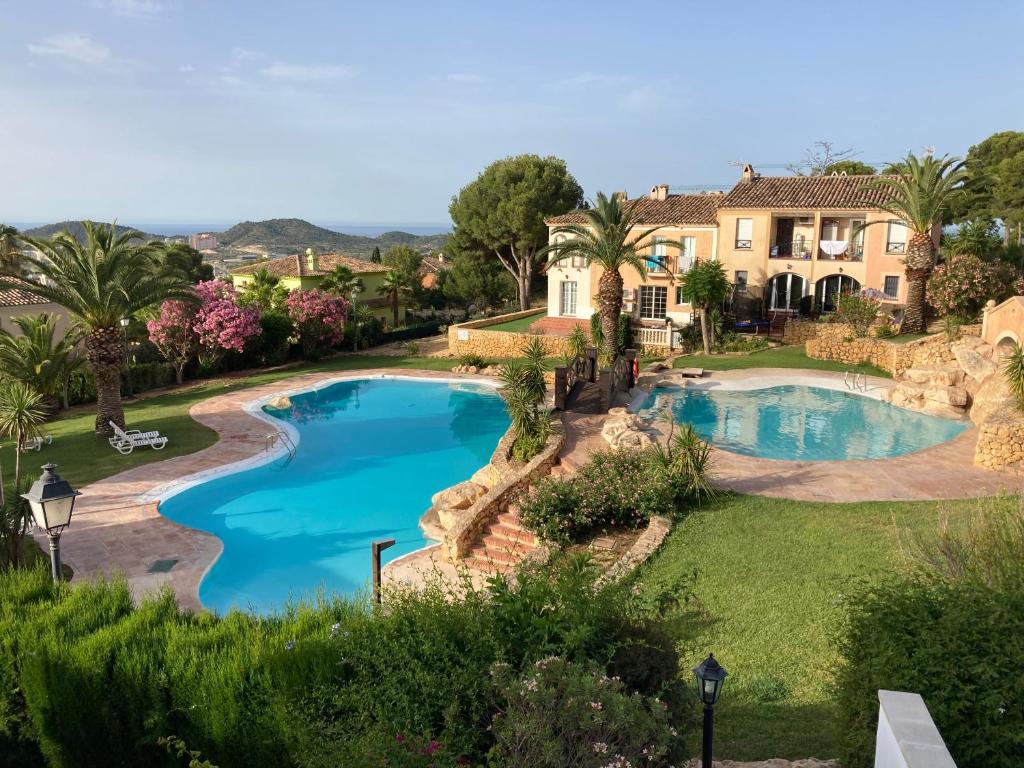 vista aerea su una piscina in un cortile di Casita Ziba a Cala de Finestrat