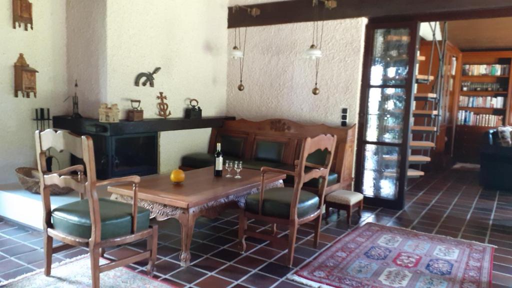 - une salle à manger avec une table et des chaises en bois dans l'établissement Ferienhaus Province, à Oberemmel