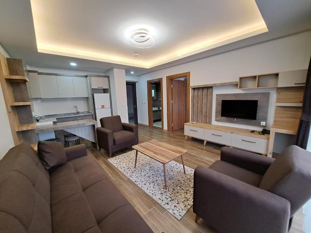 a living room with a couch and a table at Afyon Regulus Thermal Apart Hotel & Villas in Gazligol