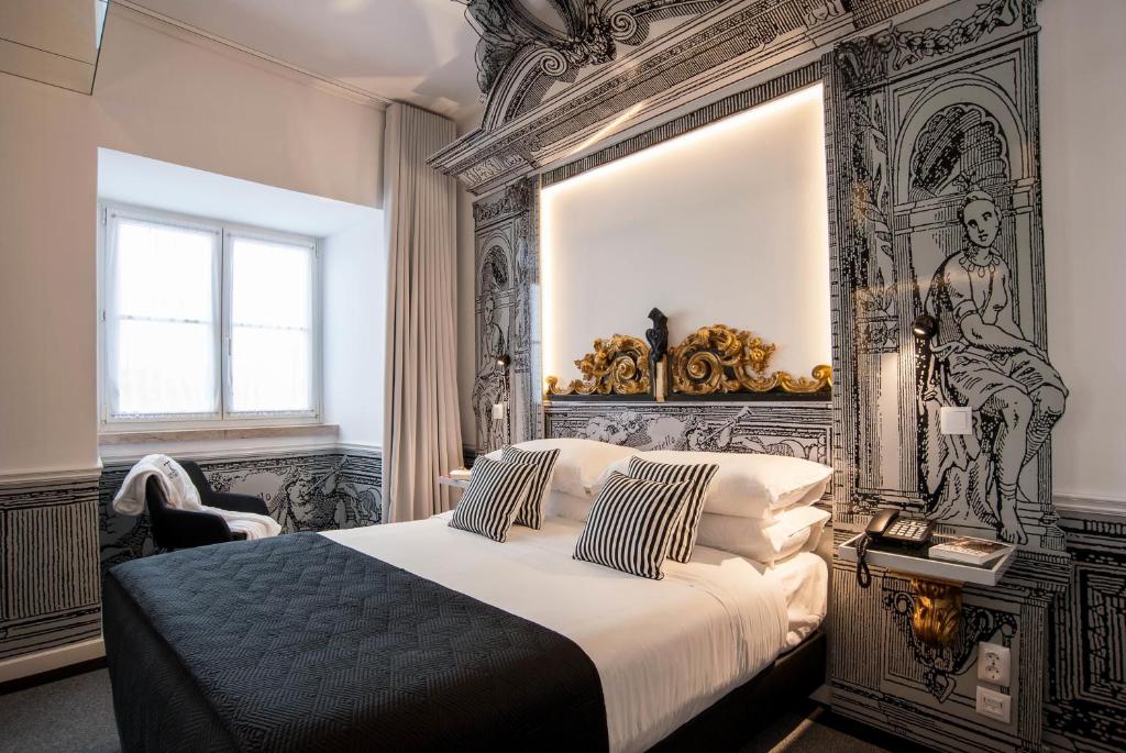 sypialnia z łóżkiem typu king-size w pokoju w obiekcie Teatro Boutique Rooms & Suites w Lizbonie