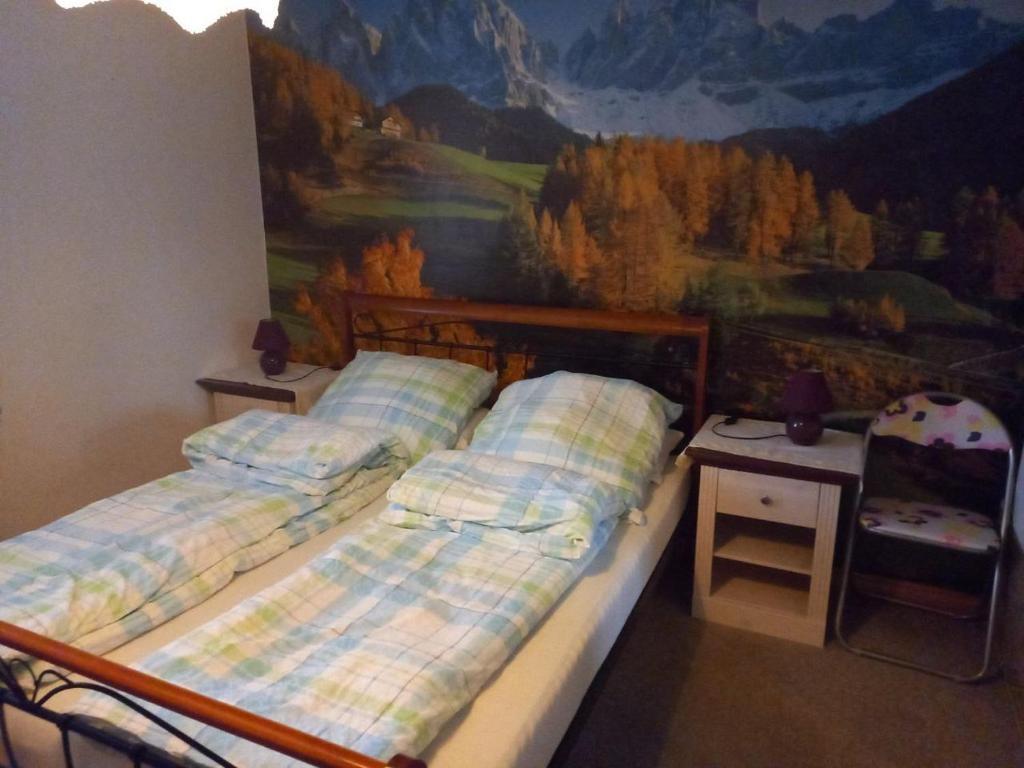 a bedroom with two beds and a painting on the wall at Ferienwohnung Arzberg 2 in Arzberg