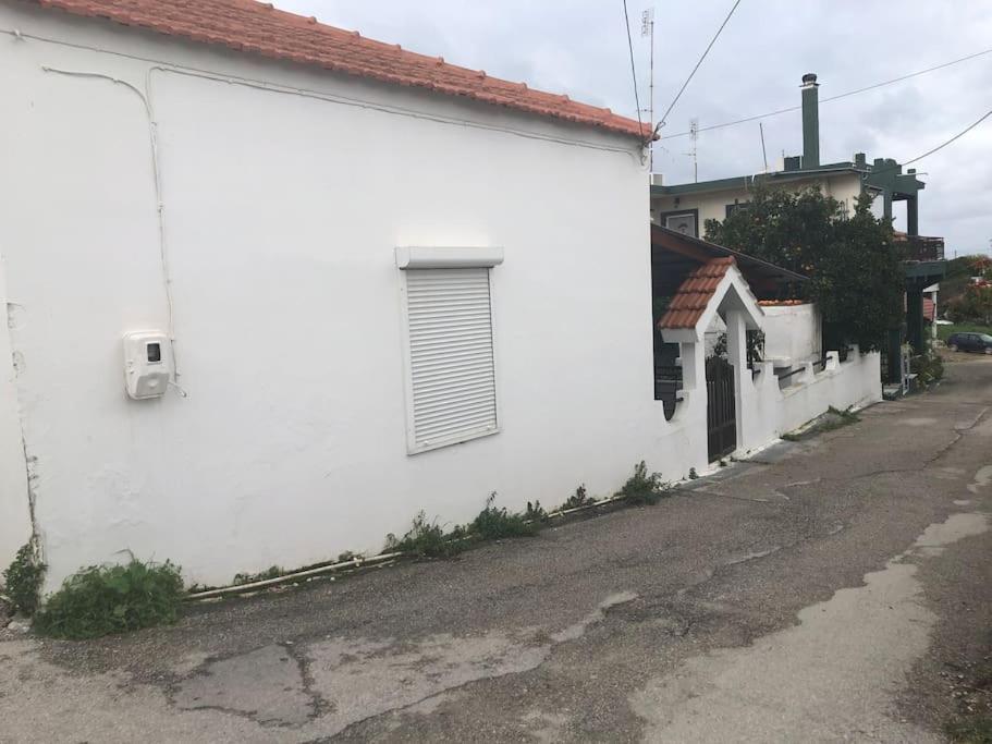 um edifício branco com uma janela do lado de uma rua em Traditional house kalavarda Rhodes em Kalavárda