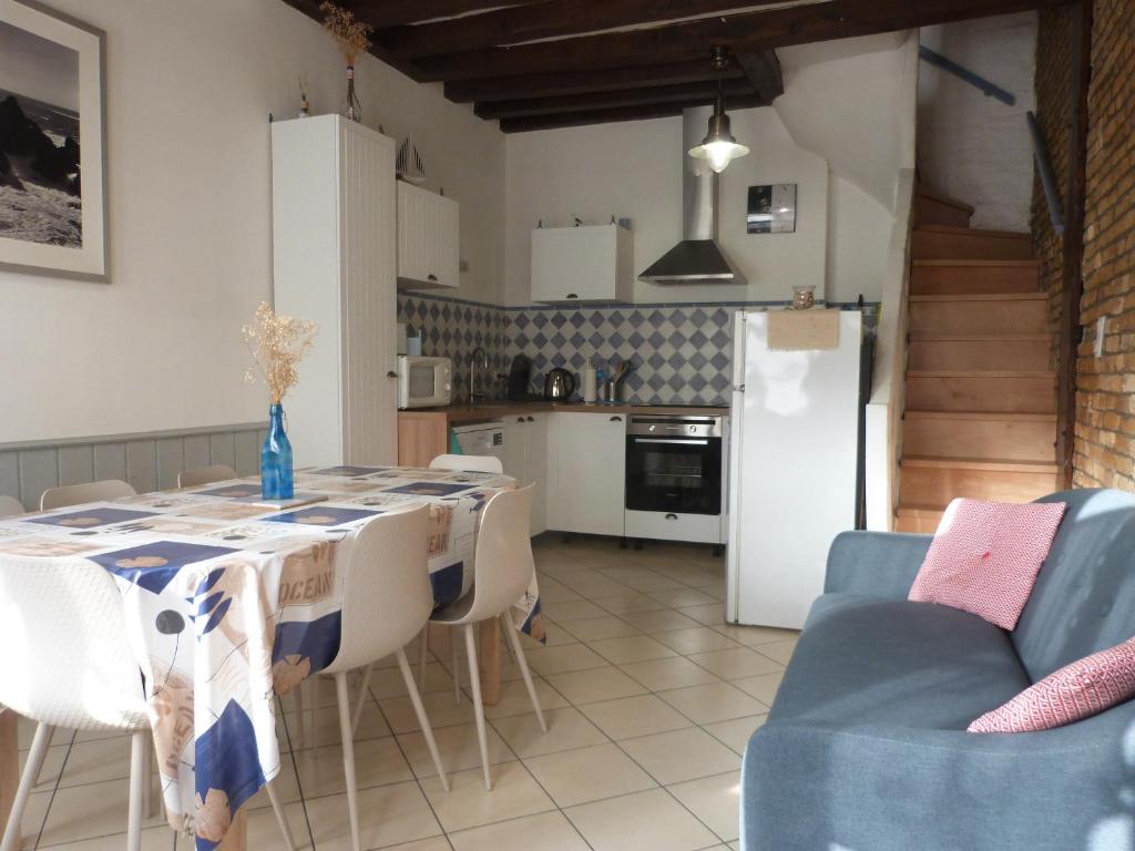 ครัวหรือมุมครัวของ Maison Atypique pêcheur DIEPPE 6 personnes et bébé proche bord de mer