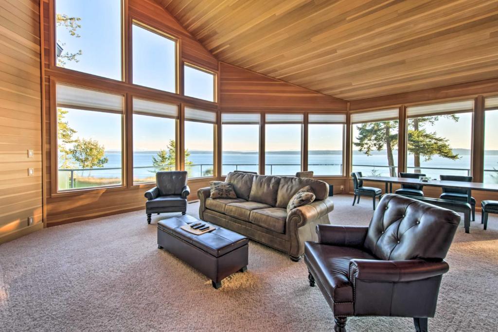 Posezení v ubytování Marrowstone Island Home 20 Mins to Port Townsend!