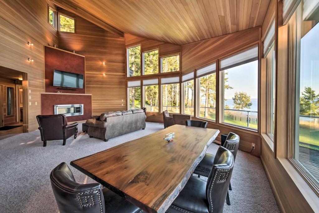 TV a/nebo společenská místnost v ubytování Marrowstone Island Home 20 Mins to Port Townsend!