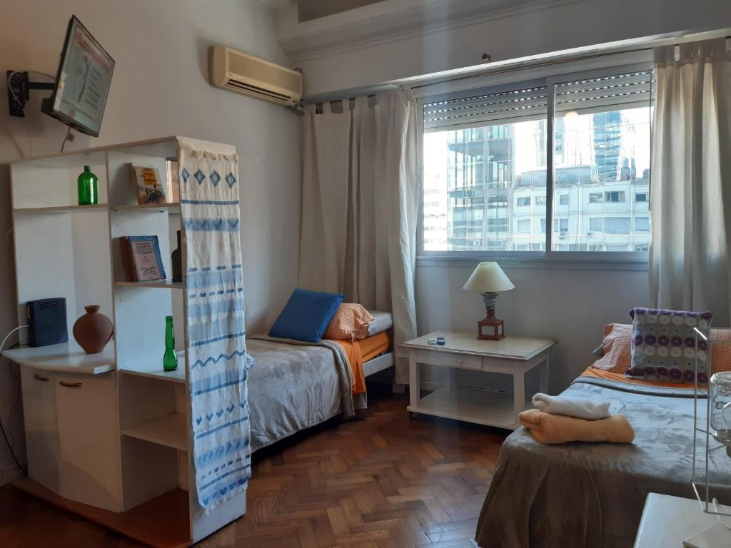 Habitación pequeña con cama y ventana en Departamernto centro ,Obelisco! en Buenos Aires