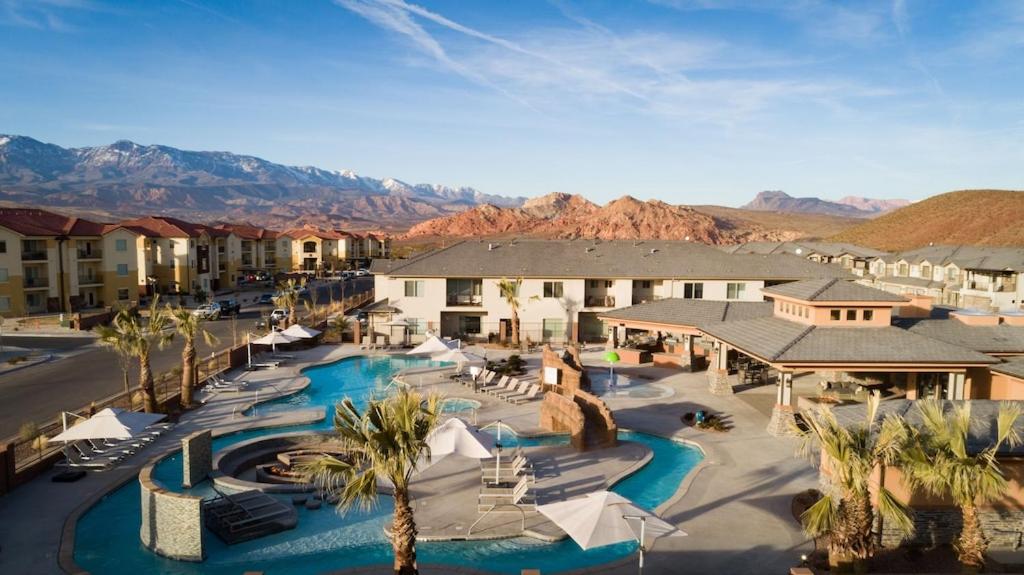 una vista aérea de un complejo con piscina en Zion Village Resort 2102 Community Pool, Ping Pong table, and near Zion National Park, en Hurricane