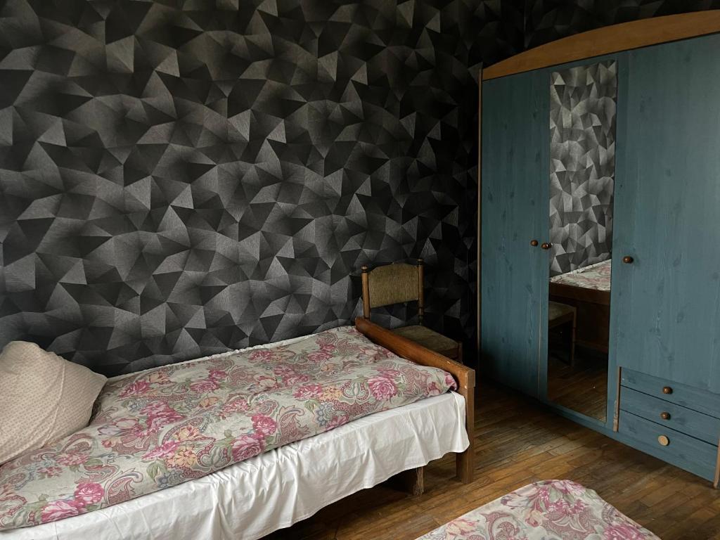 sypialnia z łóżkiem i ścianą geometryczną w obiekcie Nakts zvaigzne w mieście Rzeżyca