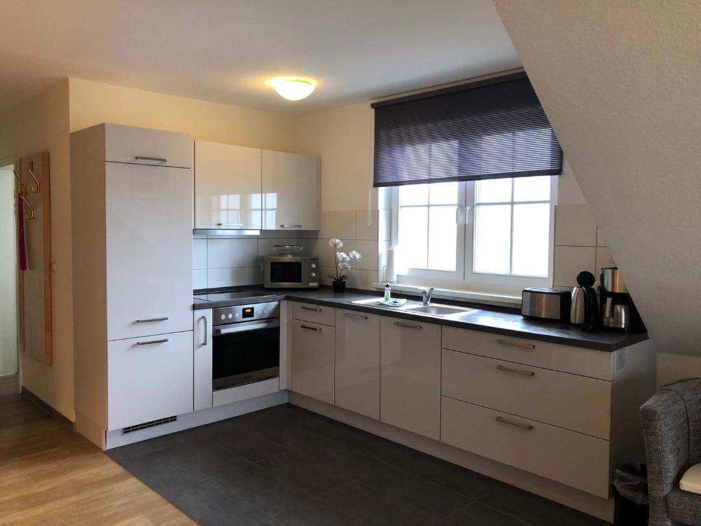 Kuchyň nebo kuchyňský kout v ubytování Ferienwohnung "Kranich" im Ferien-Resort Rügen