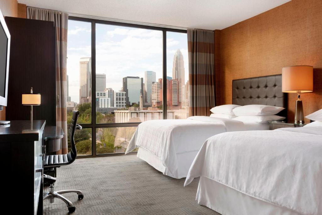 pokój hotelowy z 2 łóżkami i dużym oknem w obiekcie Sheraton Charlotte Hotel w mieście Charlotte