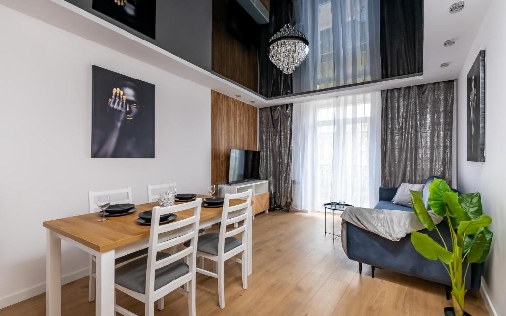 Televízia a/alebo spoločenská miestnosť v ubytovaní Waryńskiego Jacuzzi FamilyRoom