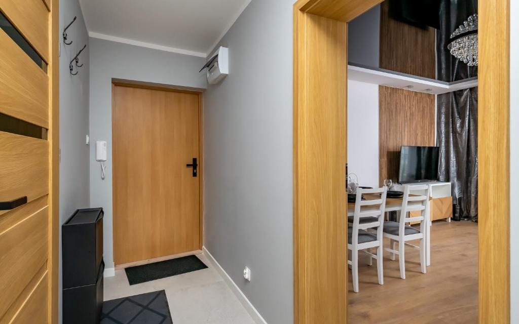 Televízia a/alebo spoločenská miestnosť v ubytovaní Waryńskiego Jacuzzi FamilyRoom