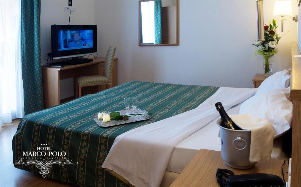 Postel nebo postele na pokoji v ubytování Hotel Marco Polo Airport hotel