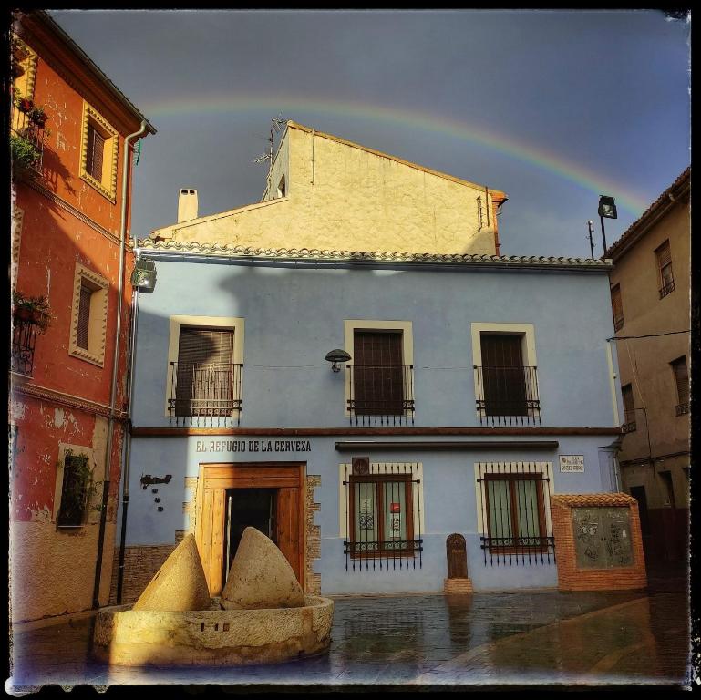 un arco iris frente a un edificio blanco en El Refugio de la cerveza - La Morada de la Cerveza, en Villena