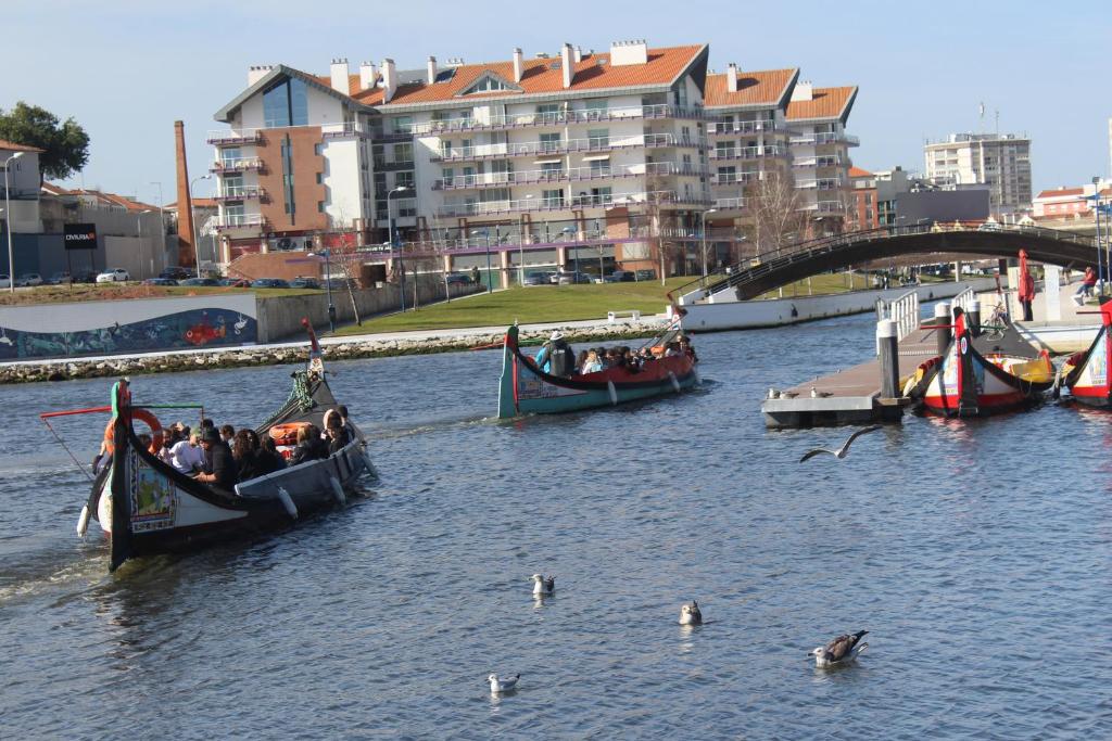 eine Gruppe von Menschen, die in Gondeln auf einem Fluss fahren in der Unterkunft AVEIRO WONDER STAY in Aveiro