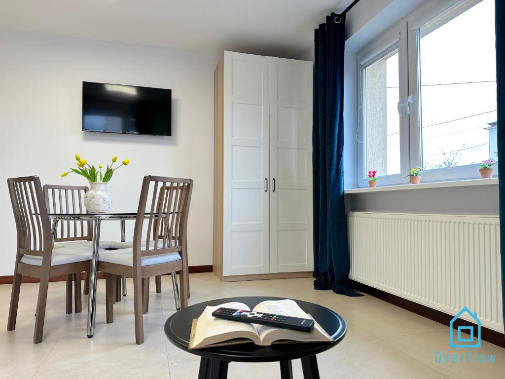 Televízia a/alebo spoločenská miestnosť v ubytovaní Bałtyk Apartment- Tranquil Retreat, 15 Minutes to the Sea & Gdańsk City Center