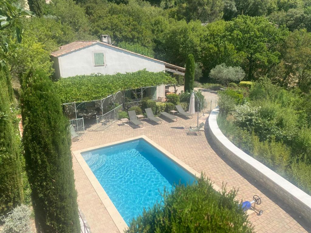 - une vue sur la piscine en face d'une maison dans l'établissement Les Dentelles, à Beaumes-de-Venise
