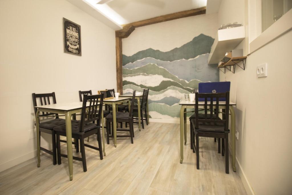 Nespecifikovaný výhled na hory nebo výhled na hory při pohledu z hostelu