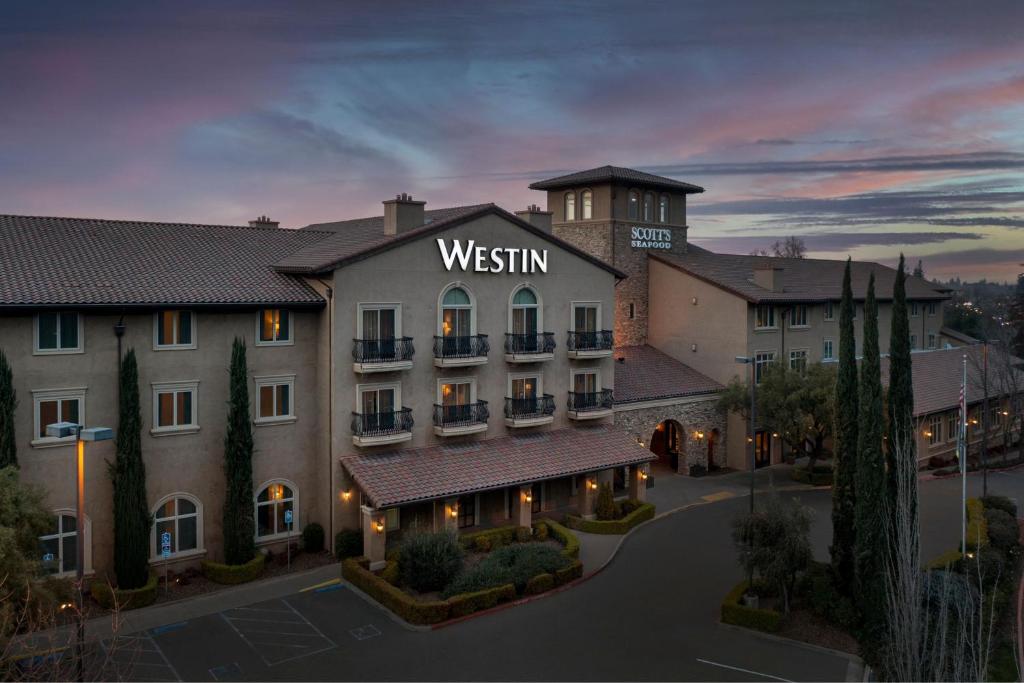 een hotel met een bord dat Westin leest bij Westin Sacramento in Sacramento