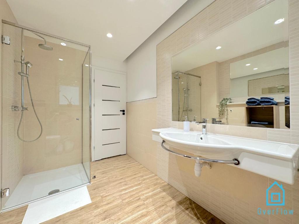 Kúpeľňa v ubytovaní Zatoka Apartment- Tranquil Retreat, 15 Minutes to the Sea & Gdańsk City Center