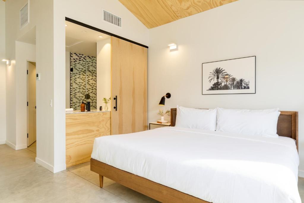 En eller flere senger på et rom på Blackhaus B10 by AvantStay Modern Room Pool